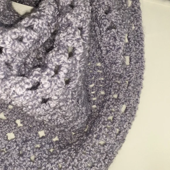 Triangle handmade scarf - Picture 3 of 8